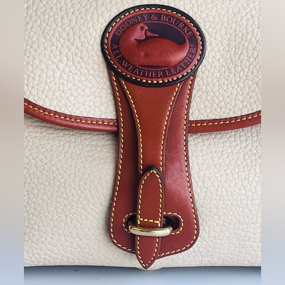 VINTAGE DOONEY AND BOURKE  BEIGE/CREAM ESSEX AWL SHOULDER CROSSBODY BAG TAN TRIM - Picture 8 of 16